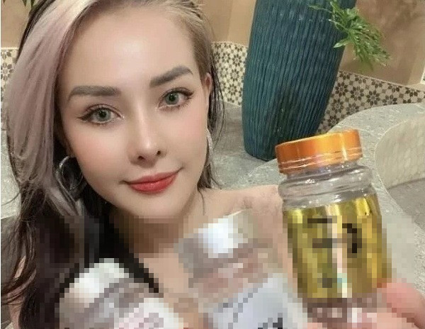 Ngân 98 bị chỉ trích vì ăn mặc hở hang uốn éo phản cảm khi đứng trước gương