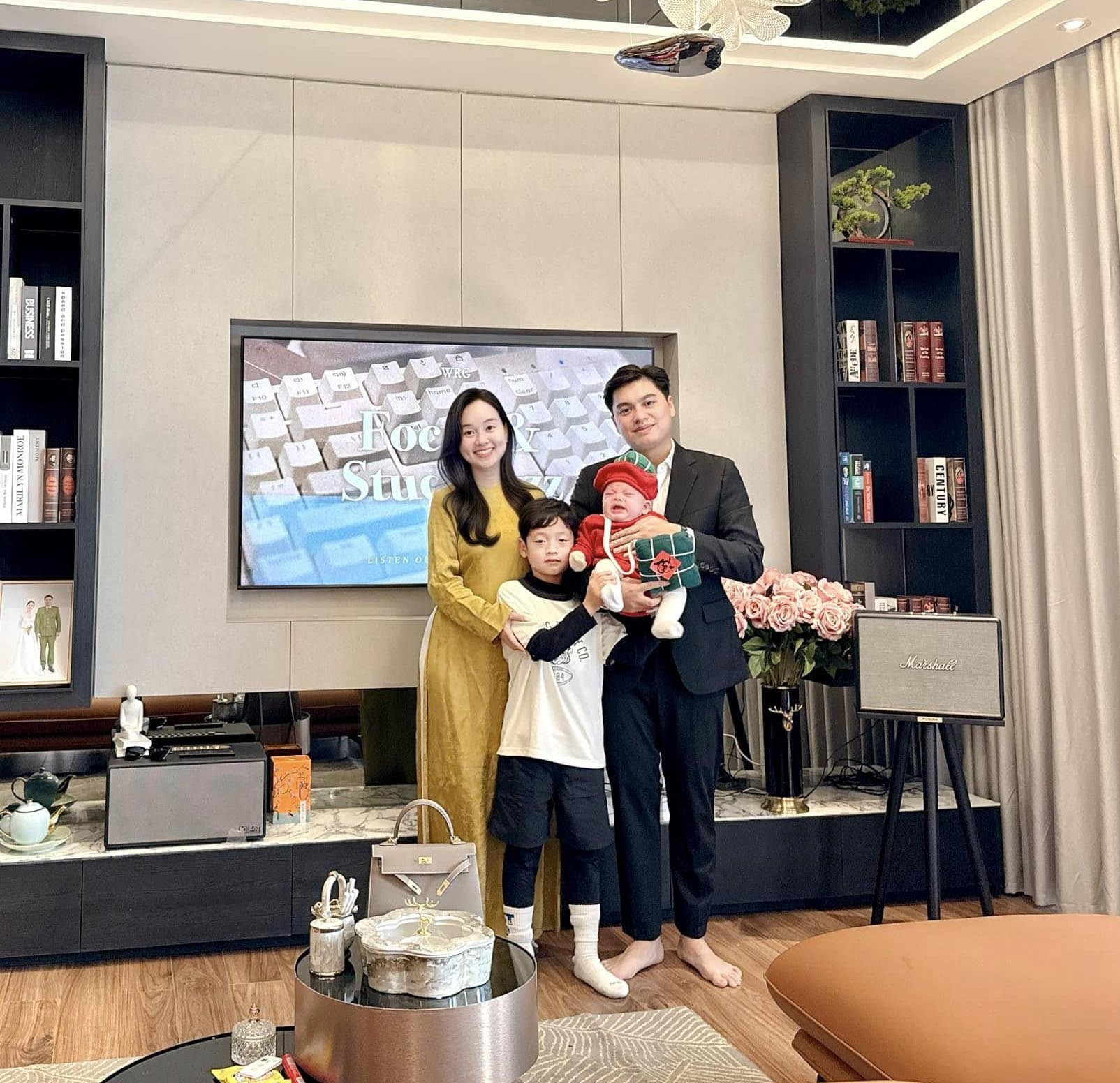 Ngỡ ngàng nhan sắc của Ly Kute sau 2 năm lấy chồng làm trong ngành công an