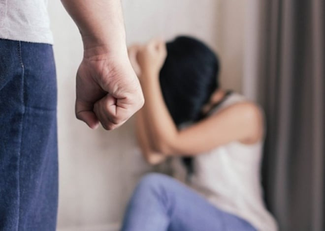 Nữ giáo viên bị chồng đánh mắng, bóp cổ, tát vào đầu vì hỏi 'ăn cơm chưa' không trả lời- Ảnh 1.