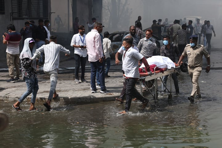 Lực lượng chức năng đưa nạn nhân ra khỏi hiện trường.