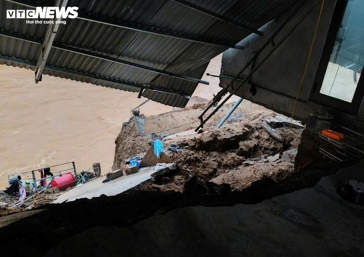 Vụ sạt lở khiến 1 ô tô cùng nhiều tài sản trôi theo dòng lũ. (Ảnh: CTV)