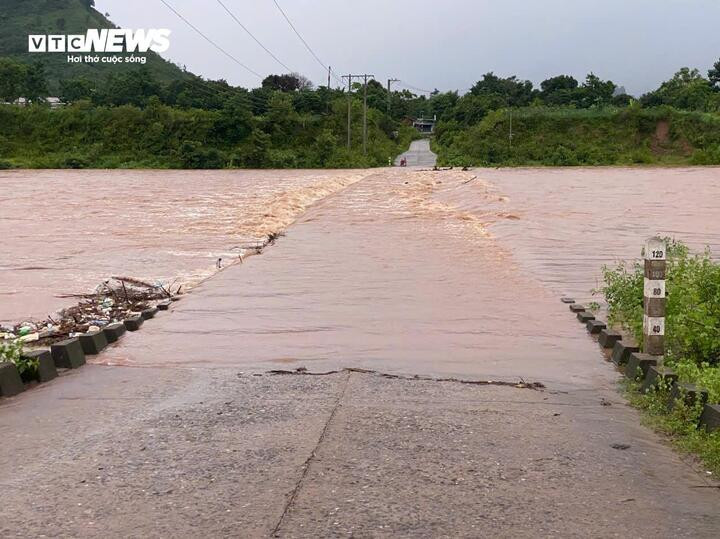 Mưa lũ khiến các ngầm tràn ở các huyện miền núi tỉnh Quảng Trị ngập sâu trong nước, giao thông chia cắt. (Ảnh: CTV)