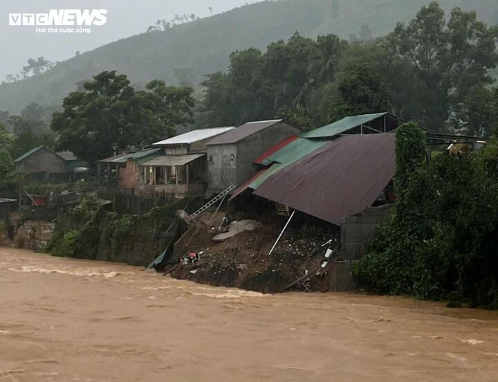 Ngôi nhà của ông Võ Văn Cường bị lũ kéo sập. (Ảnh: CTV)