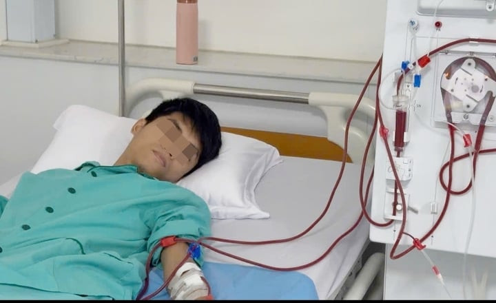 Hoàng chạy thận chu kỳ tại bệnh viện. (Ảnh: NVCC)