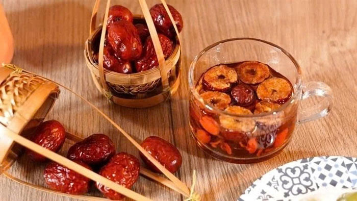 Ăn táo đỏ sai cách chẳng những không bổ huyết mà còn sinh đờm 5 nhóm người càng ăn càng suy yếu