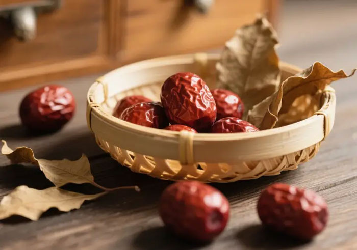 Ăn táo đỏ sai cách chẳng những không bổ huyết mà còn sinh đờm 5 nhóm người càng ăn càng suy yếu