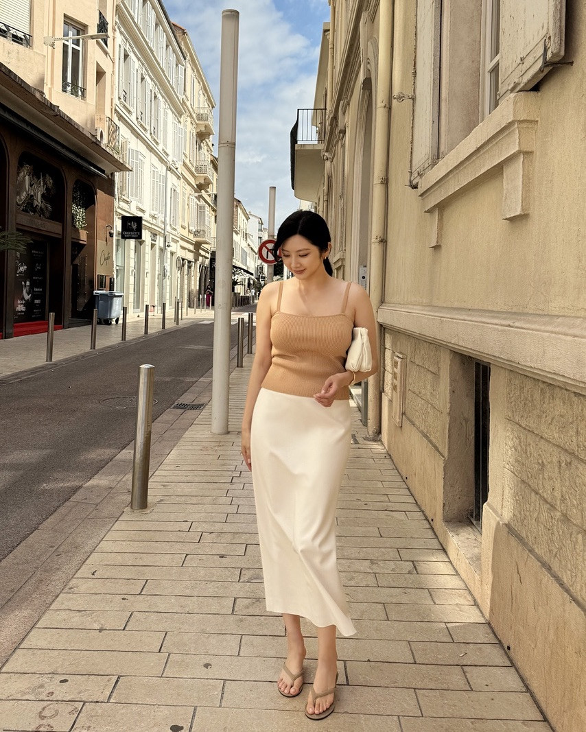 Chân váy dài phối với 5 mẫu áo hè này là chuẩn nhất, giúp nàng mặc đẹp mọi hoàn cảnh- Ảnh 9.