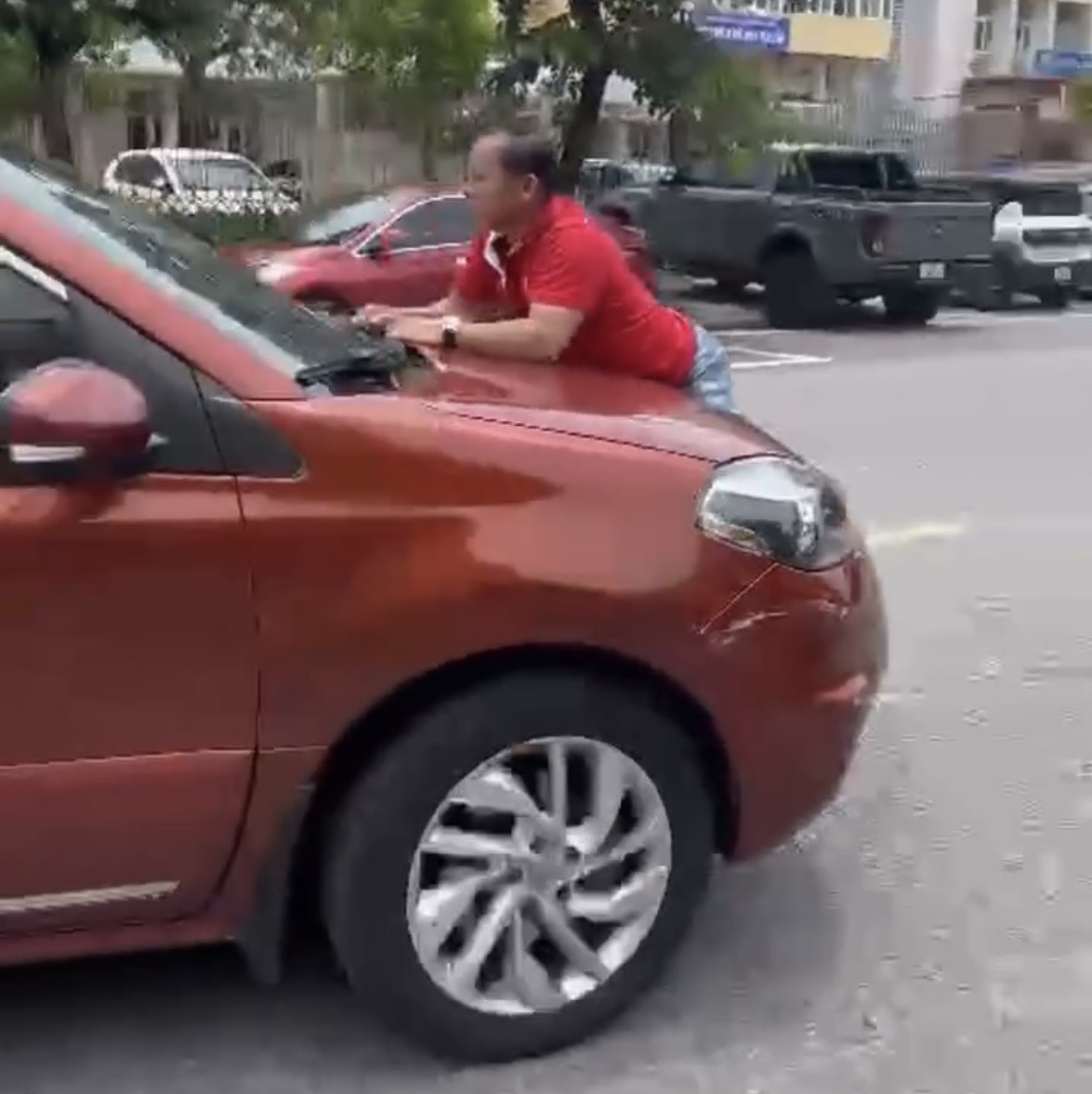 Công an vào cuộc điều tra vụ người đàn ông bám đầu ô tô đang chạy- Ảnh 3.