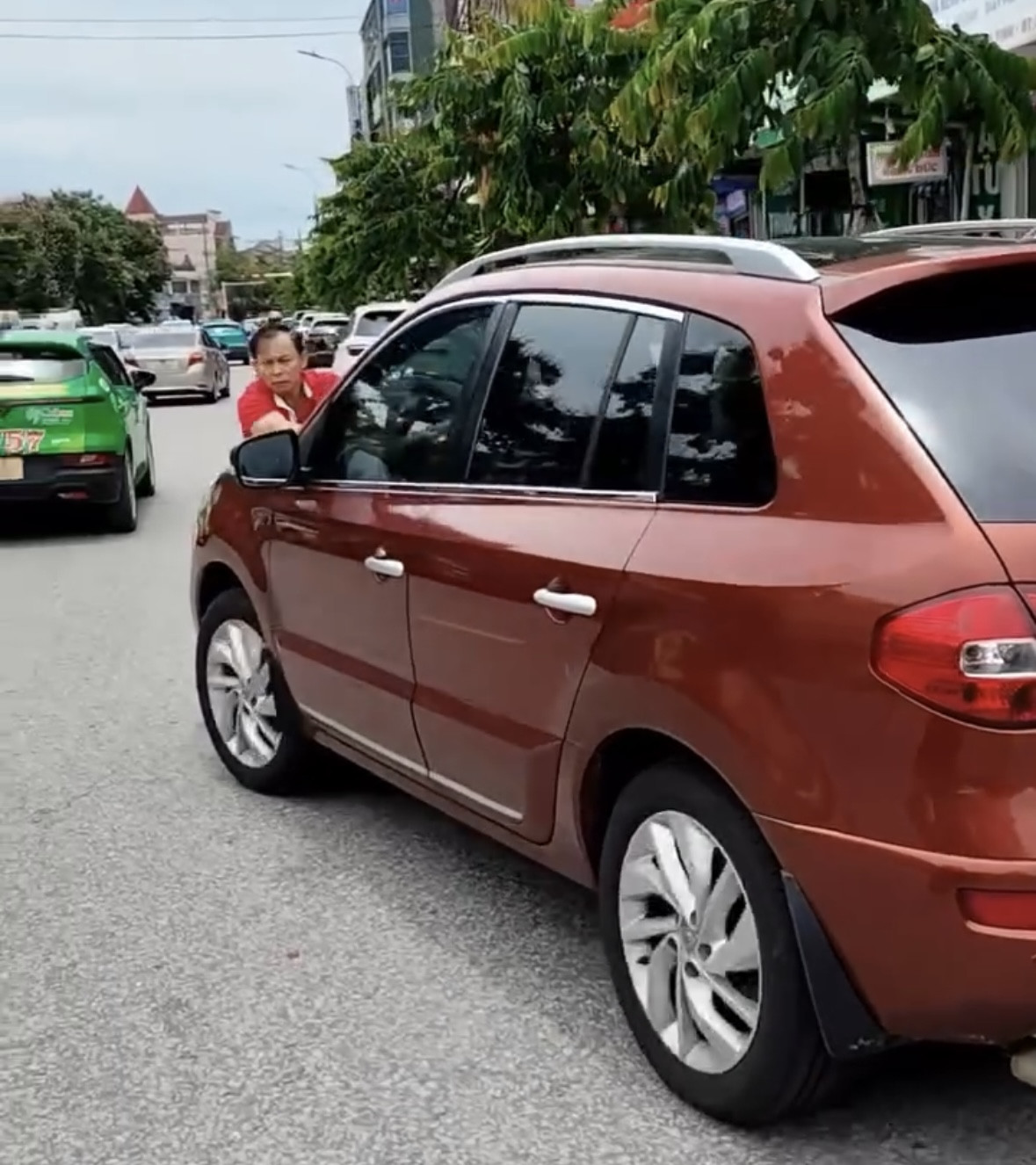 Công an vào cuộc điều tra vụ người đàn ông bám đầu ô tô đang chạy- Ảnh 2.