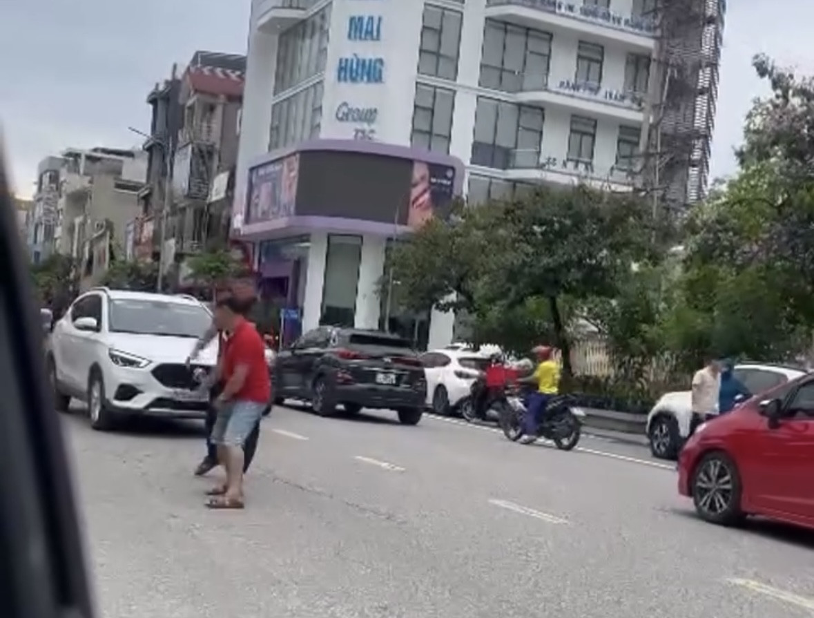 Công an vào cuộc điều tra vụ người đàn ông bám đầu ô tô đang chạy- Ảnh 1.