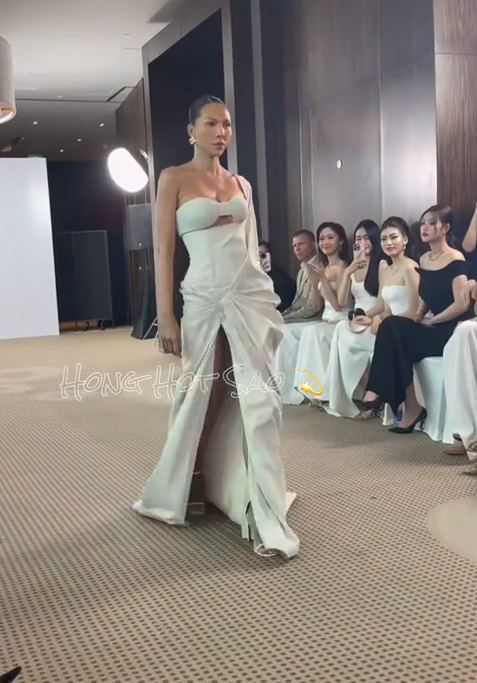 Kỳ Duyên Thiên Ân bị soi gương mặt không cảm xúc khi cùng lúc chạm mặt Minh Triệu