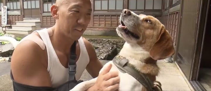 Nhà sư nhận nuôi chú chó bị bỏ rơi, sau đó được chó cứu khỏi con gấu hung dữ. (Ảnh: Nippon Television)