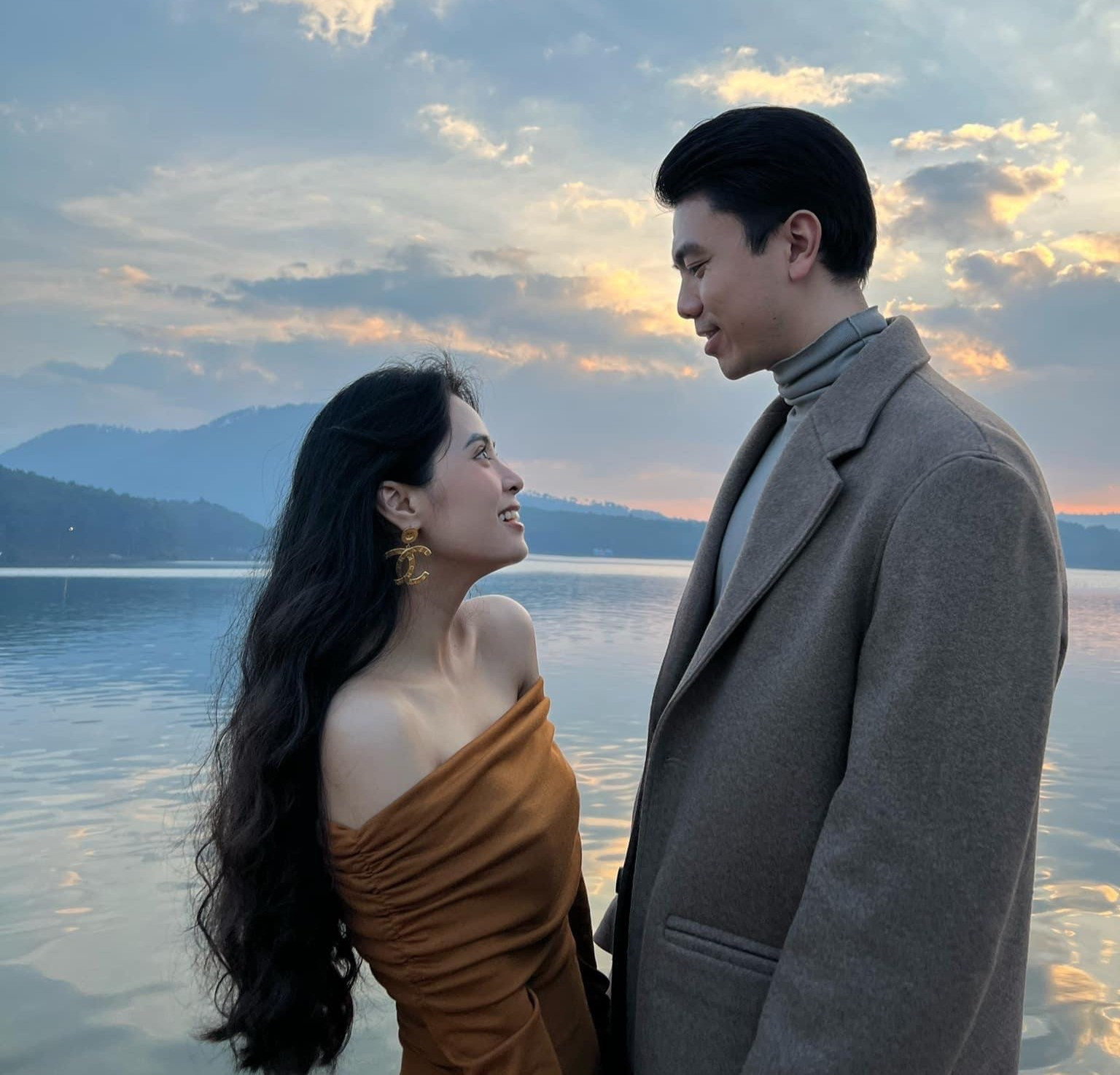 Tóm gọn 1 ca sĩ Vbiz và chồng đại gia tại sân bay ngoại hình đũa lệch gây chú ý