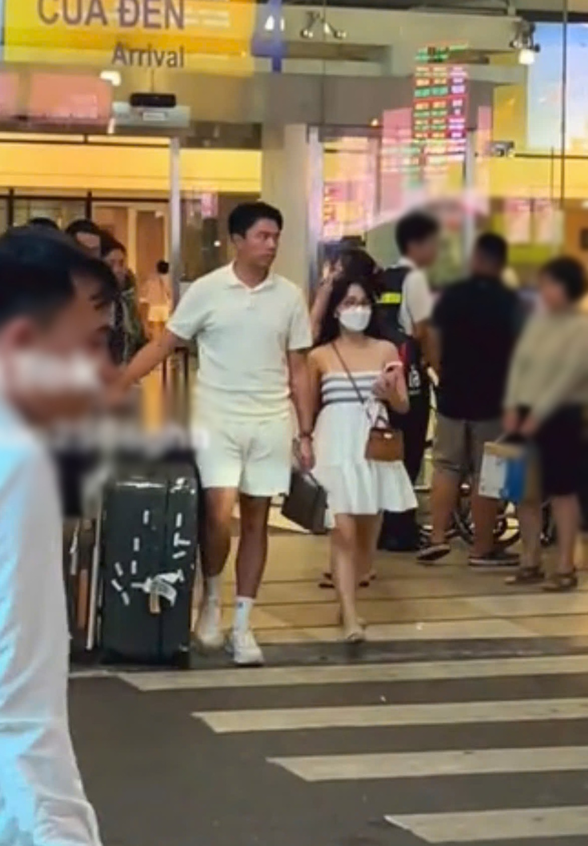 Tóm gọn 1 ca sĩ Vbiz và chồng đại gia tại sân bay ngoại hình đũa lệch gây chú ý