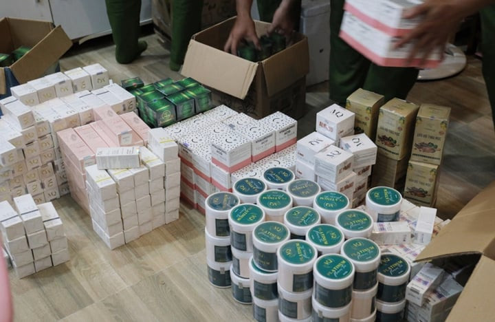 Nhiều tấn mỹ phẩm được làm bằng phèn chua, hoá chất trôi nổi. (Ảnh: Hồng Tuyết)