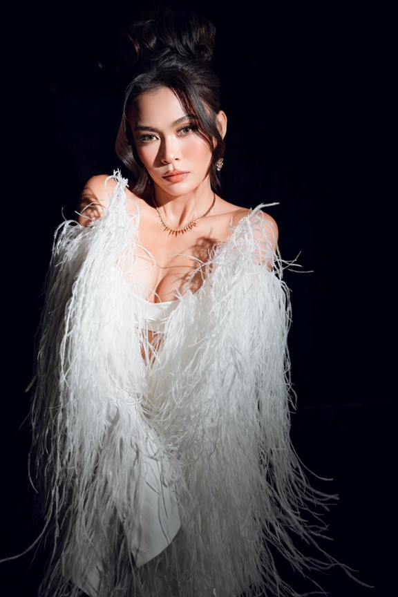 Á hậu sở hữu đôi chân 1,1m là Quán quân Vietnam's Next Top Model lên tiếng khi bị chê