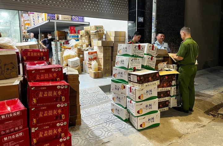 Lực lượng chức năng kiểm tra cơ sở kinh doanh ở La Phù. (Ảnh: Công an Hà Nội)