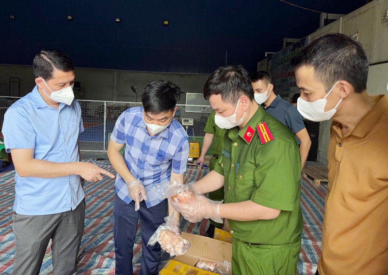 Phát hiện hơn 20 tấn nội tạng bốc mùi giấu trong container- Ảnh 1.