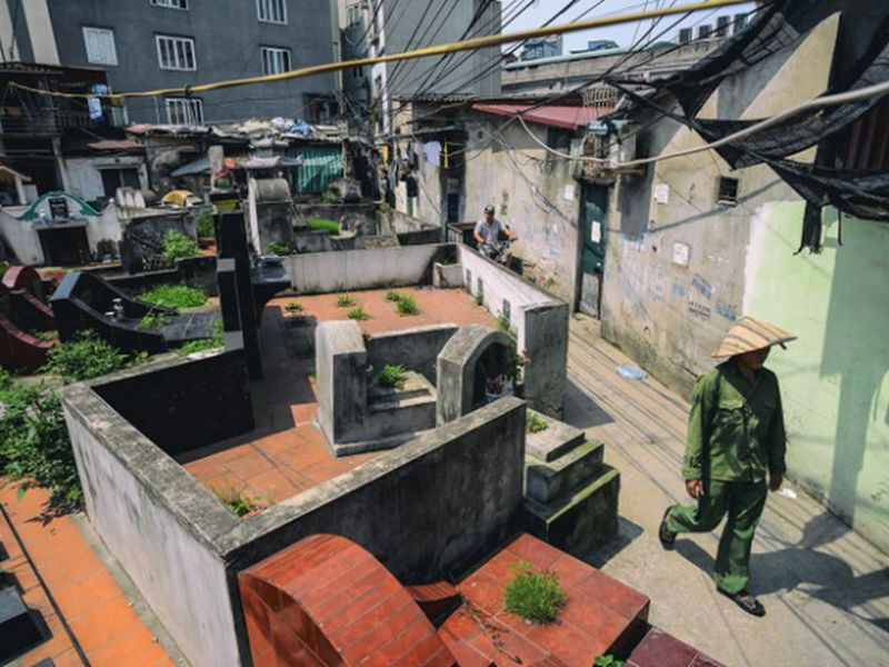 Cách hóa giải ngôi nhà có mộ trước cửa hoặc có nước sau nhà theo phong thủy- Ảnh 2.