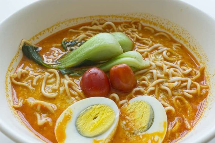 Bổ sung chất đạm và rau là một cách ăn mì tôm không hại sức khỏe. (Ảnh: SCMP)