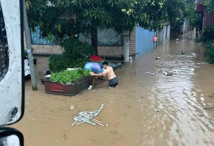 Sinh hoạt của người dân bị ảnh hưởng khi nước bẩn bủa vây khắp nơi.