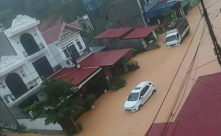 Nhiều đoạn đường ngập sâu từ 50 cm đến hơn 1 mét gây khó khăn cho việc di chuyển. (Trong ảnh là 2 ô tô cùng bị chết máy).