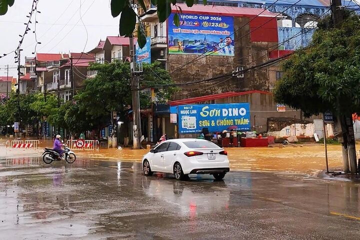 Lực lượng chức năng phải dựng rào để ngăn phương tiện đi vào các điểm ngập sâu. (Ảnh: D.Q)