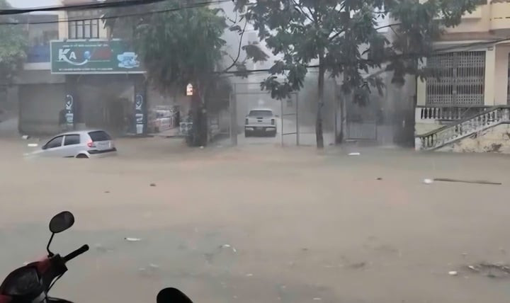 Trưa 16/6, nhiều địa điểm ở Lạng Sơn hứng một trận mưa lớn kéo dài.