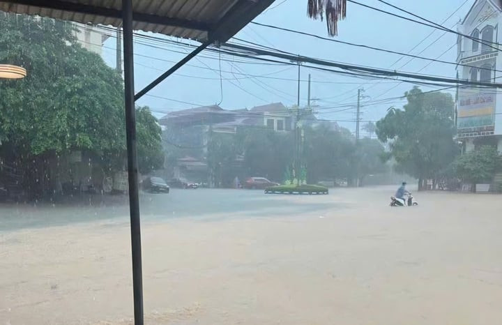 Nhiều tuyến phố trung tâm ngập sâu, hàng loạt phương tiện chết máy, mắc kẹt trên đường.