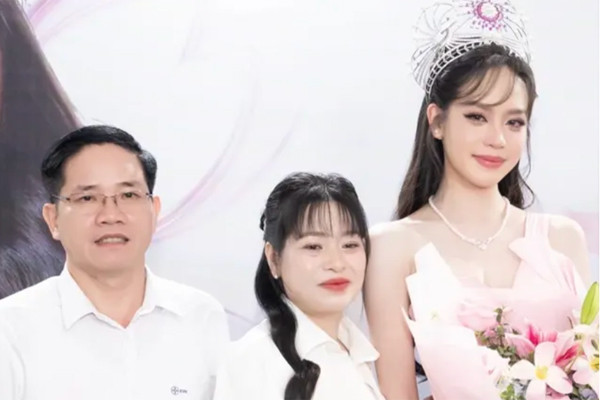 Mẹ ruột Hoa hậu Việt Nam quê Đà Nẵng có đời thực giản dị khiến nhiều người bất ngờ - Ảnh 2.