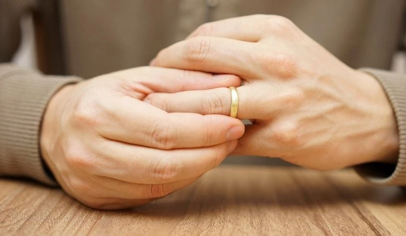 Phát hiện vợ ngoại tình với hàng xóm, chồng làm một việc khiến ai nấy sốc nặng- Ảnh 1.