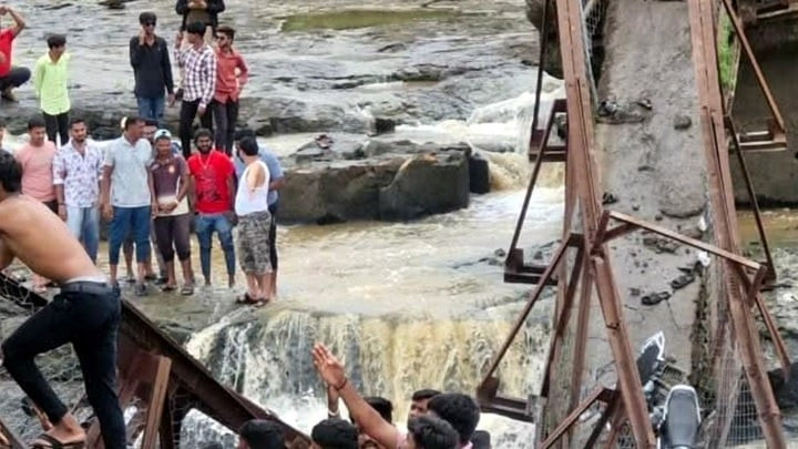 Hiện trường vụ cầu sập. (Ảnh: The timesofindia)