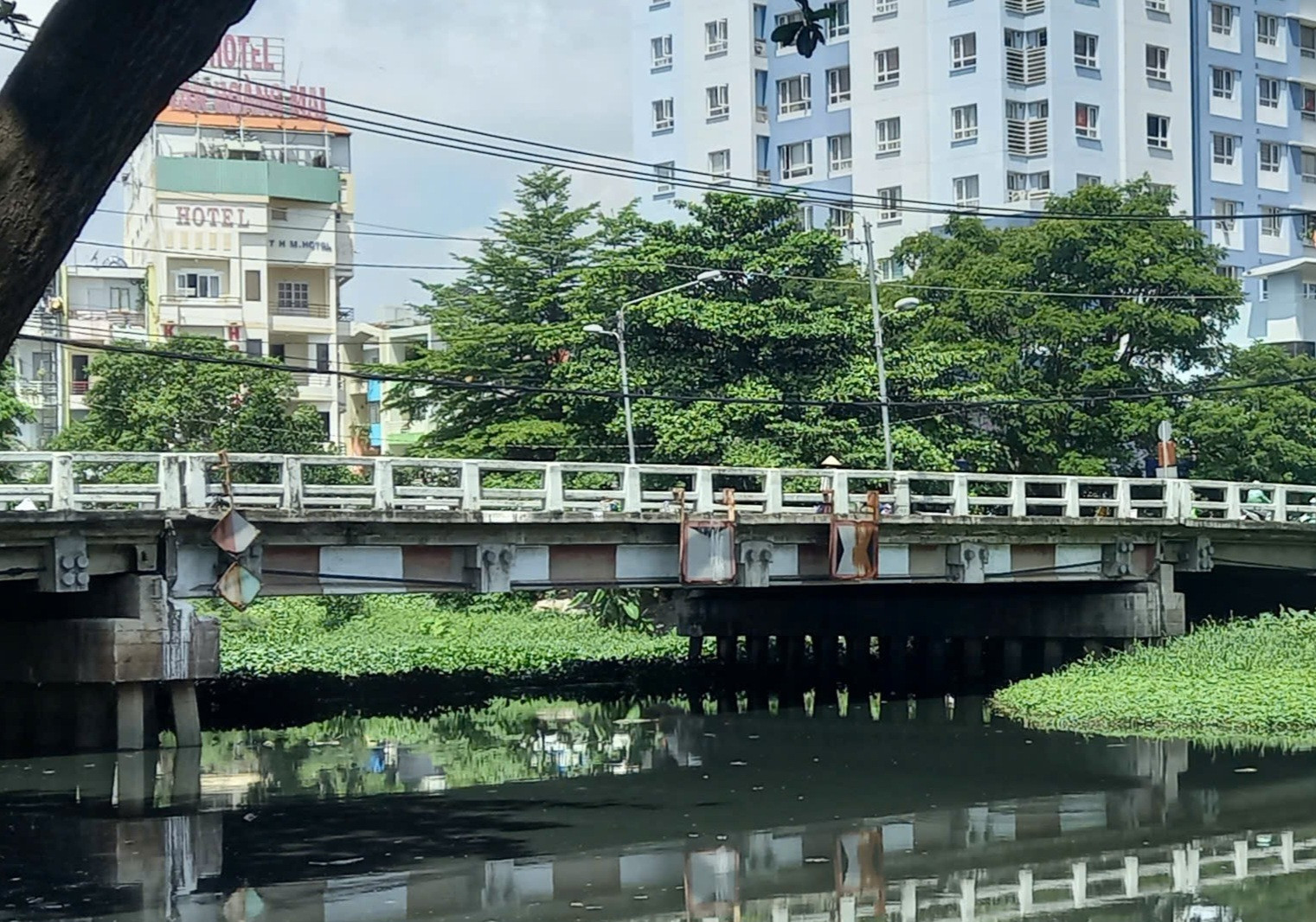 TP HCM: Phát hiện bé gái sơ sinh trong túi ni-long ở khu vực cầu Chu Văn An- Ảnh 1.