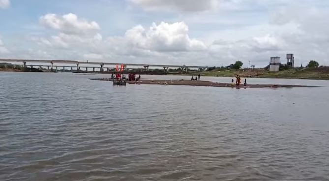 5 người trong một gia đình bị đuối nước, 4 thi thể đã được tìm thấy, 1 người mất tích- Ảnh 1.