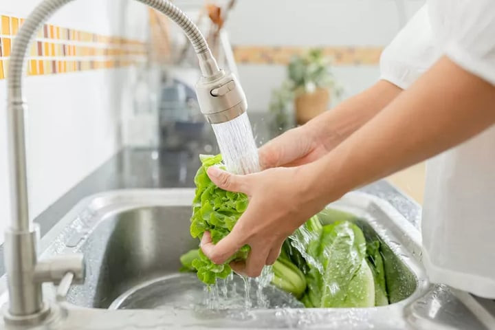 Rửa rau chỉ có tác dụng làm sạch bề mặt, phần nào hạn chế hóa chất còn bám bên ngoài. (Ảnh minh họa: Getty)