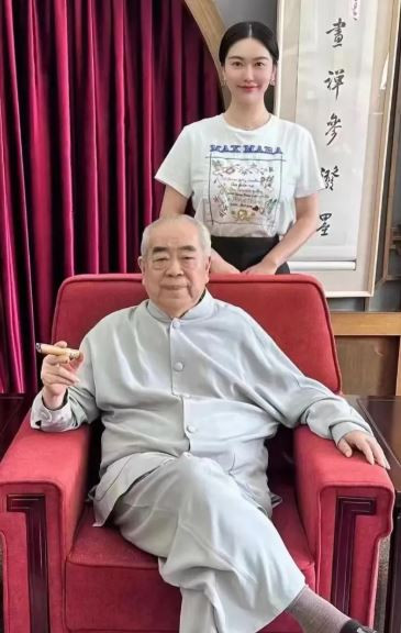 Ông lão 86 tuổi cưới vợ thứ 4 kém 50 tuổi, dân mạng dậy sóng tranh cãi- Ảnh 2.