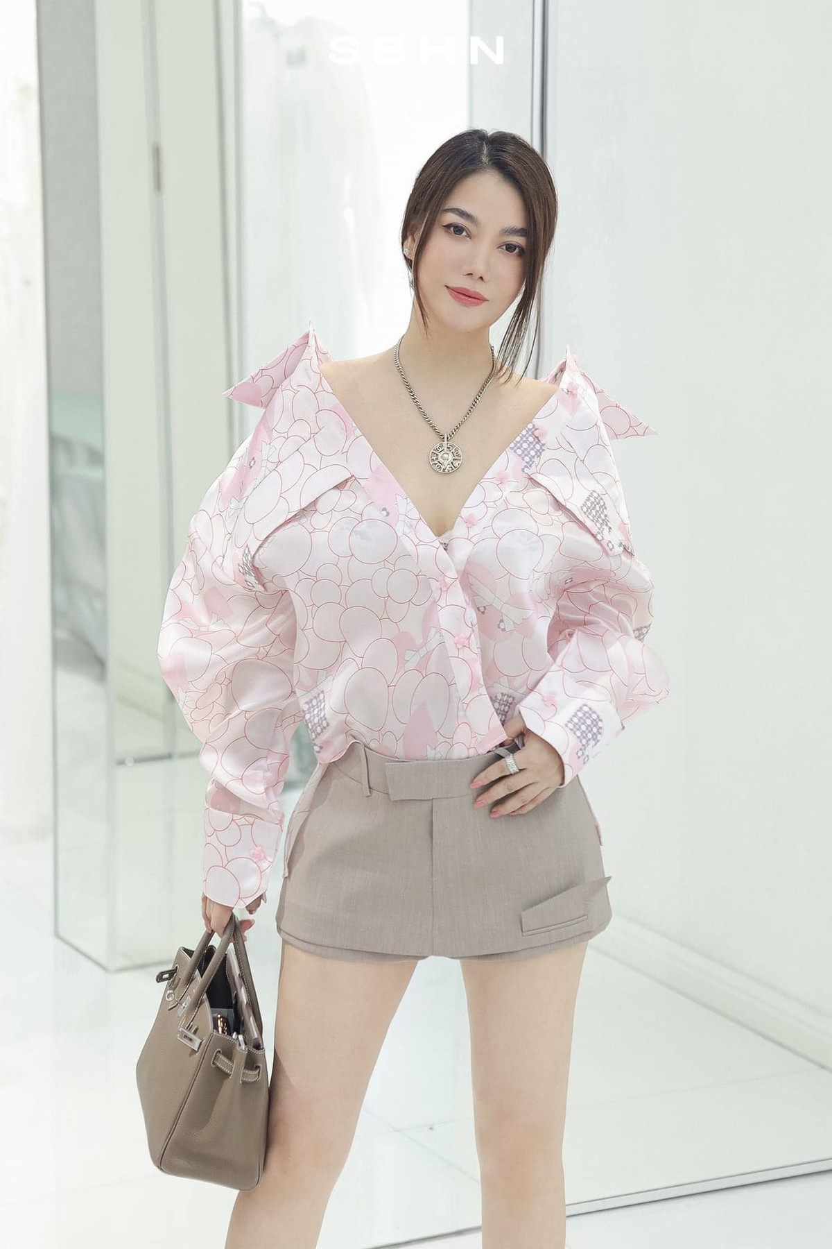 Trương Ngọc Ánh khoe dáng U50 căng đét với bikini hình xăm nơi hiểm hóc lần đầu lộ rõ