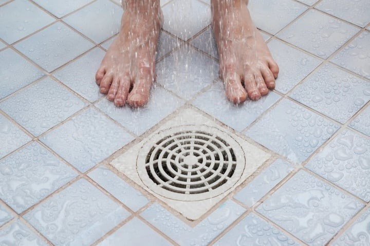 Các chuyên gia đều cho rằng tư thế đi tiểu đúng và an toàn nhất là ngồi, cách này bảo vệ cơ bàng quang, sàn chậu. (Ảnh: Adobe Stock)