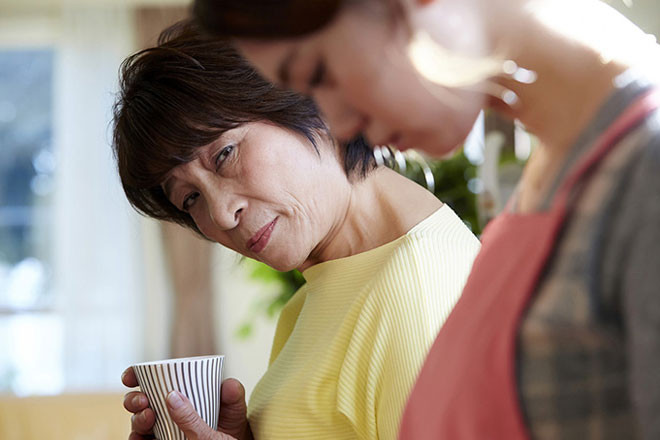 Vợ vô sinh muốn nhận con nuôi bố mẹ chồng không chấp nhận một mực ép ly hôn