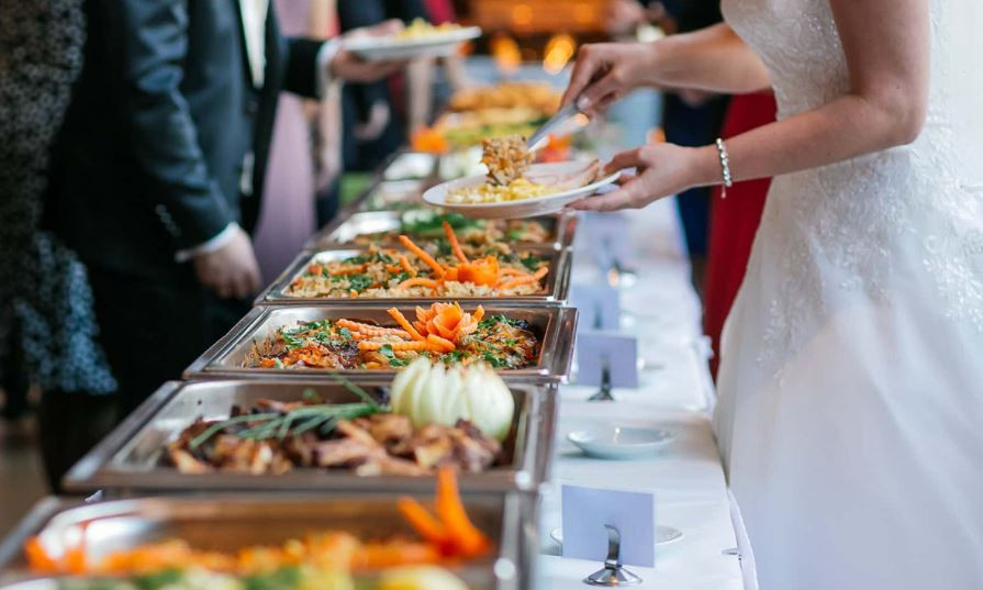 Tranh cãi câu chuyện cô dâu đòi khách không đến dự cưới trả tiền suất ăn- Ảnh 1.