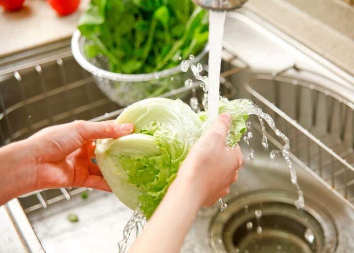 Nên rửa rau nhiều lần dưới vòi nước chảy. (Ảnh minh họa: Spring)