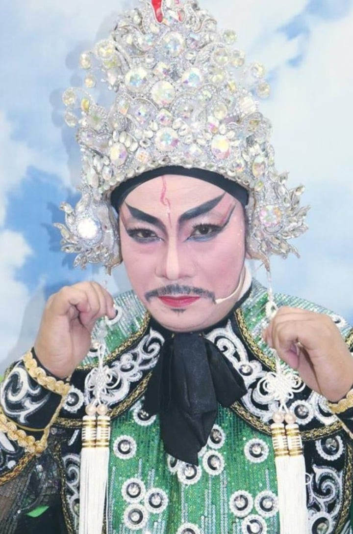Minh Hoà chuyên trị vai kép độc trên sân khấu cải lương tuồng cổ.