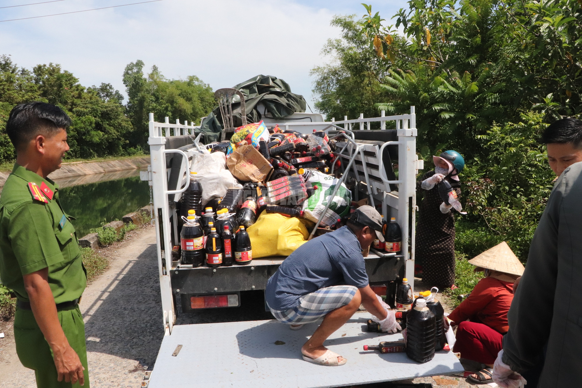 Nguồn gốc hàng ngàn chai nước mắm bị vứt bỏ ở Quảng Nam- Ảnh 15.