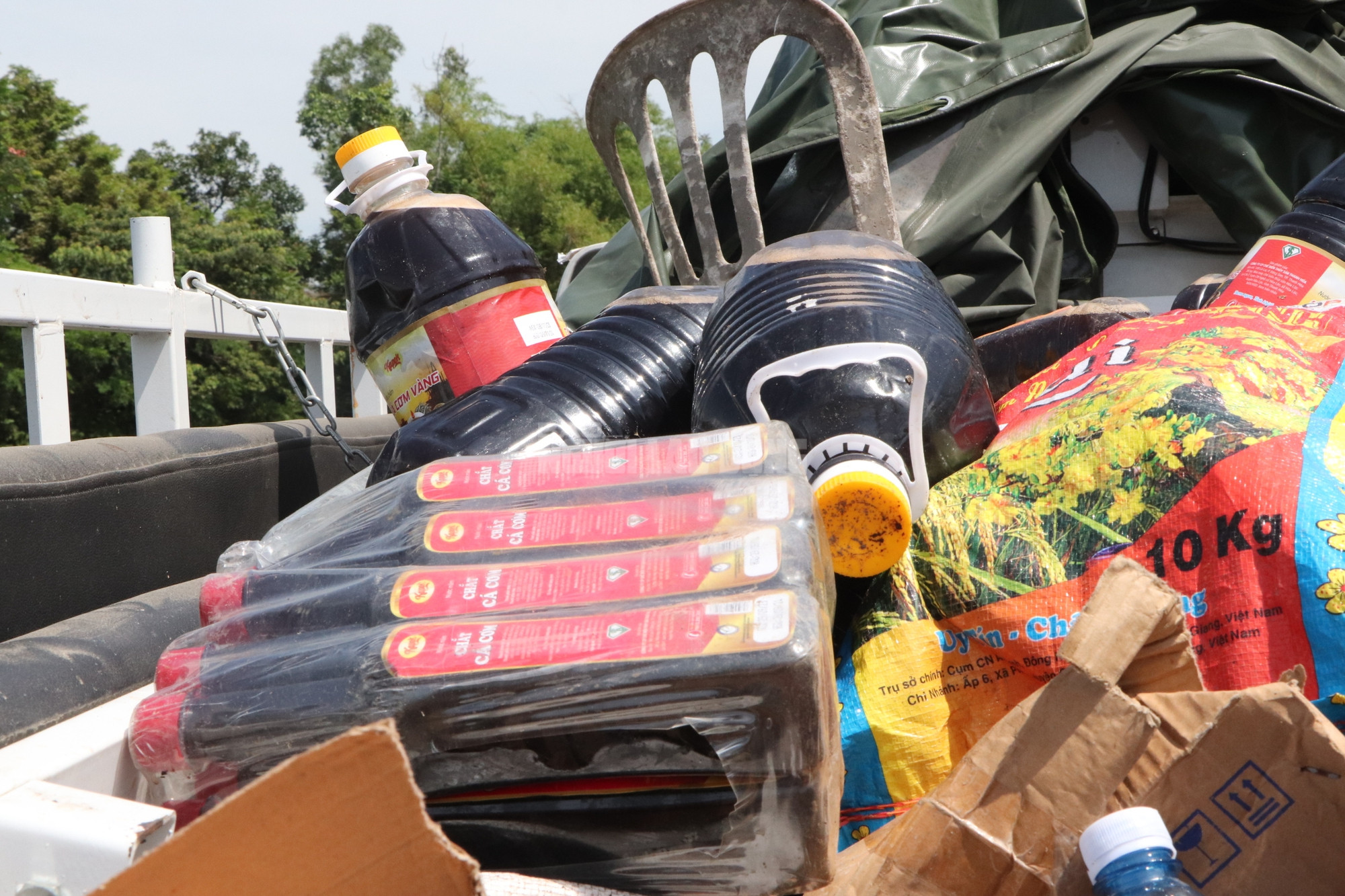 Nguồn gốc hàng ngàn chai nước mắm bị vứt bỏ ở Quảng Nam- Ảnh 14.