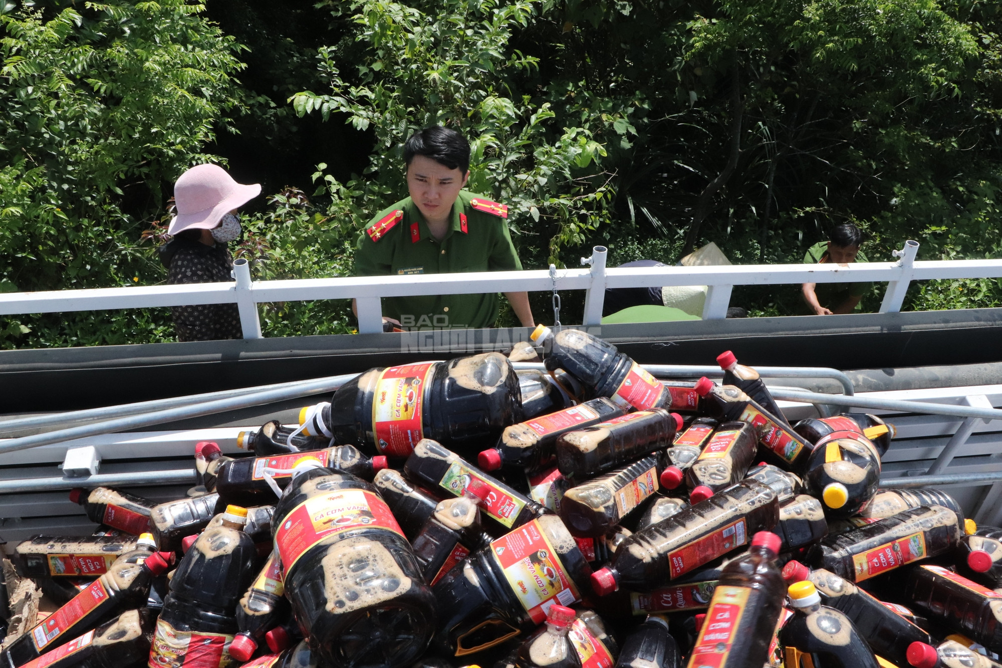 Nguồn gốc hàng ngàn chai nước mắm bị vứt bỏ ở Quảng Nam- Ảnh 1.