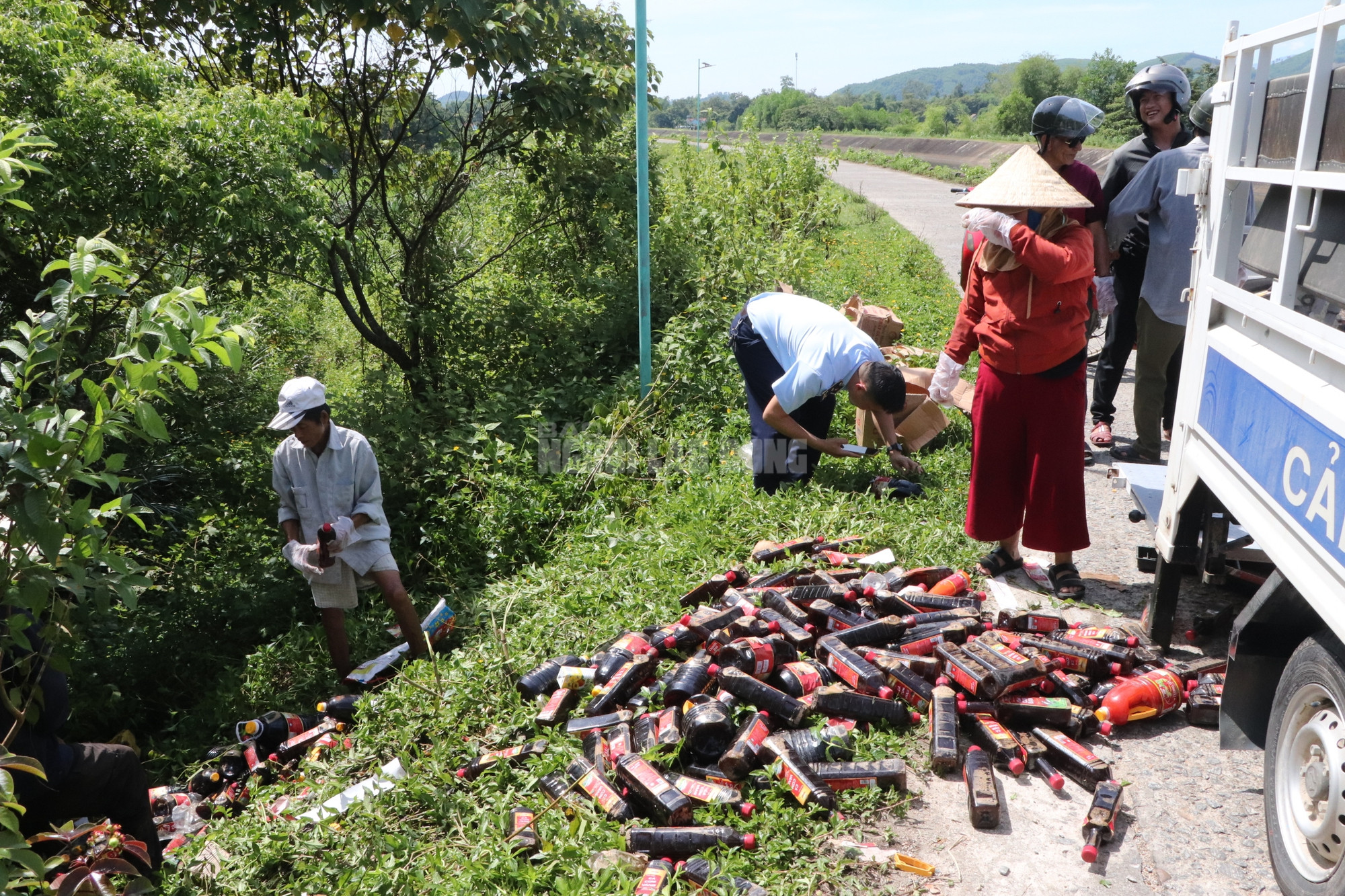 Nguồn gốc hàng ngàn chai nước mắm bị vứt bỏ ở Quảng Nam- Ảnh 2.