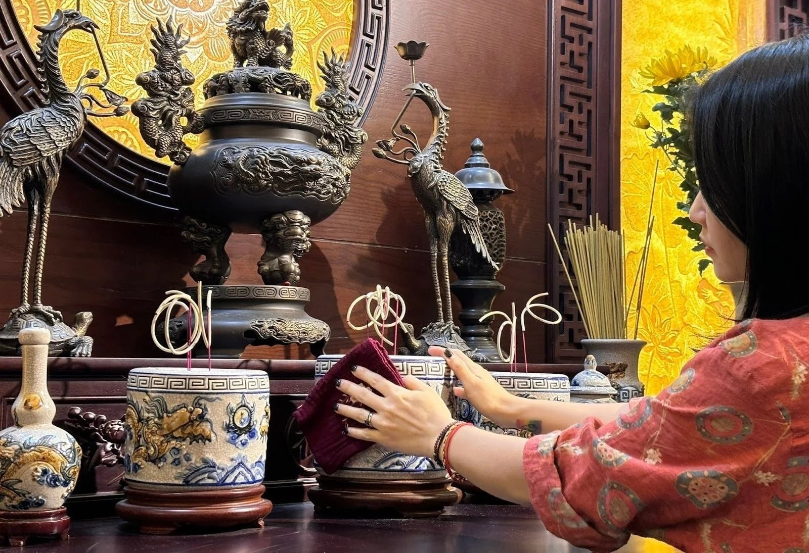 Những điều cấm kỵ khi lau chùi lư hương để bảo vệ tài lộc, may mắn cho gia đình- Ảnh 2.