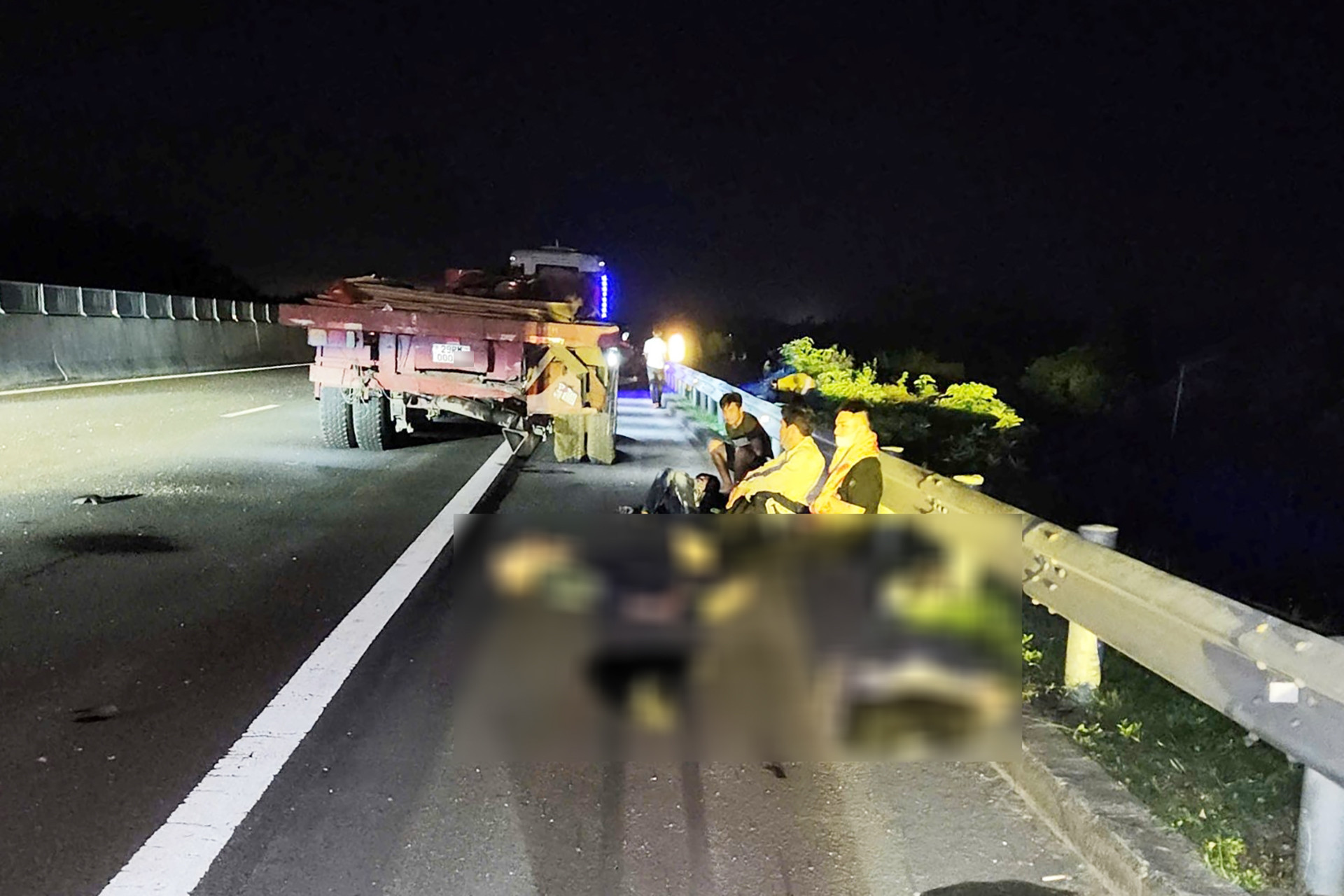Tai nạn 2 người chết ở cao tốc: Tài xế xe đầu kéo khai dừng xe để ngủ - Ảnh 1.