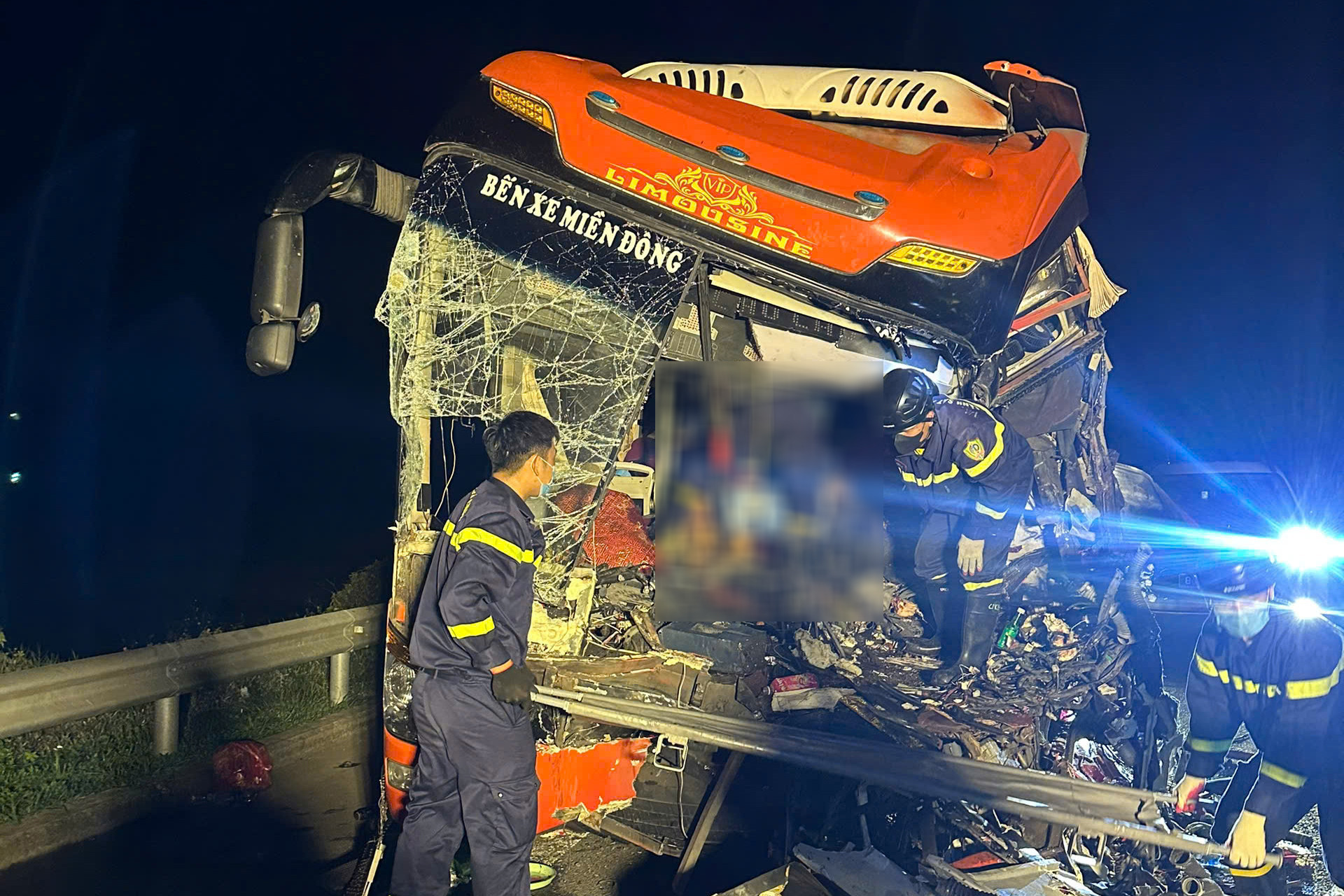 Tai nạn 2 người chết ở cao tốc: Tài xế xe đầu kéo khai dừng xe để ngủ - Ảnh 3.