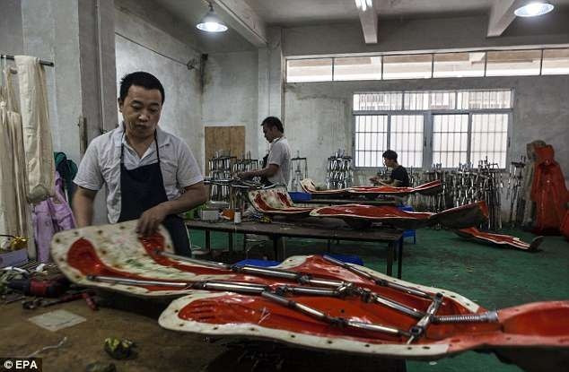 Bên trong nhà máy sản xuất búp bê người lớn AI ảnh 1